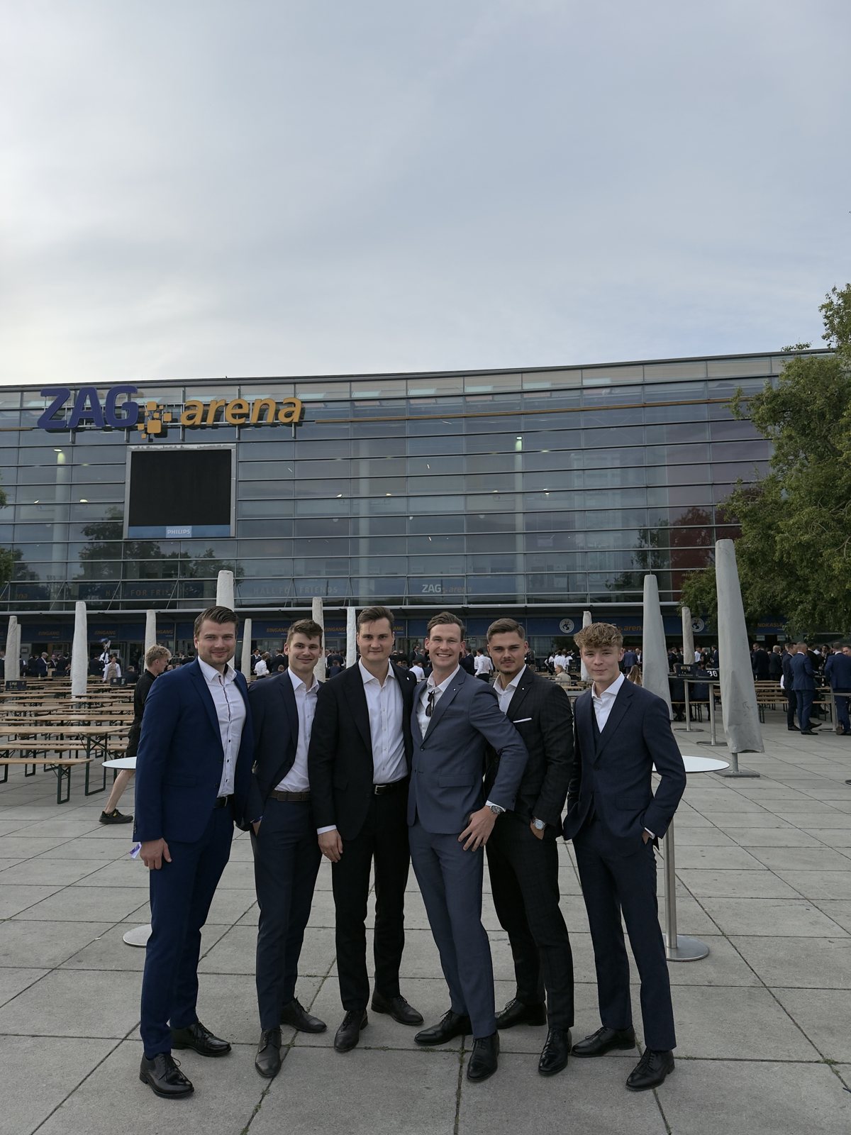 Das Team von Bastian Goldbeck vor der ZAG-Arena in Hannover