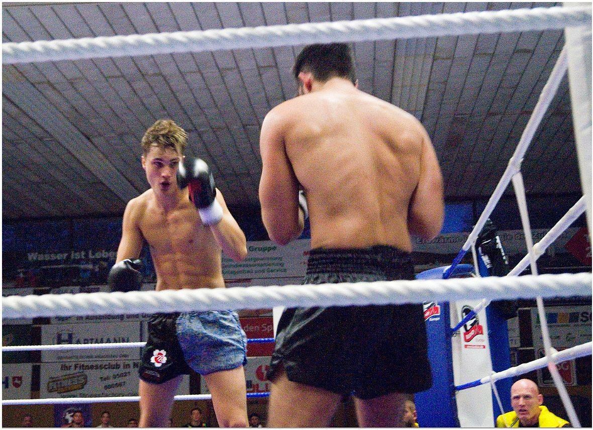 Bastian Goldbeck trainiert einen Highkick am Sandsack