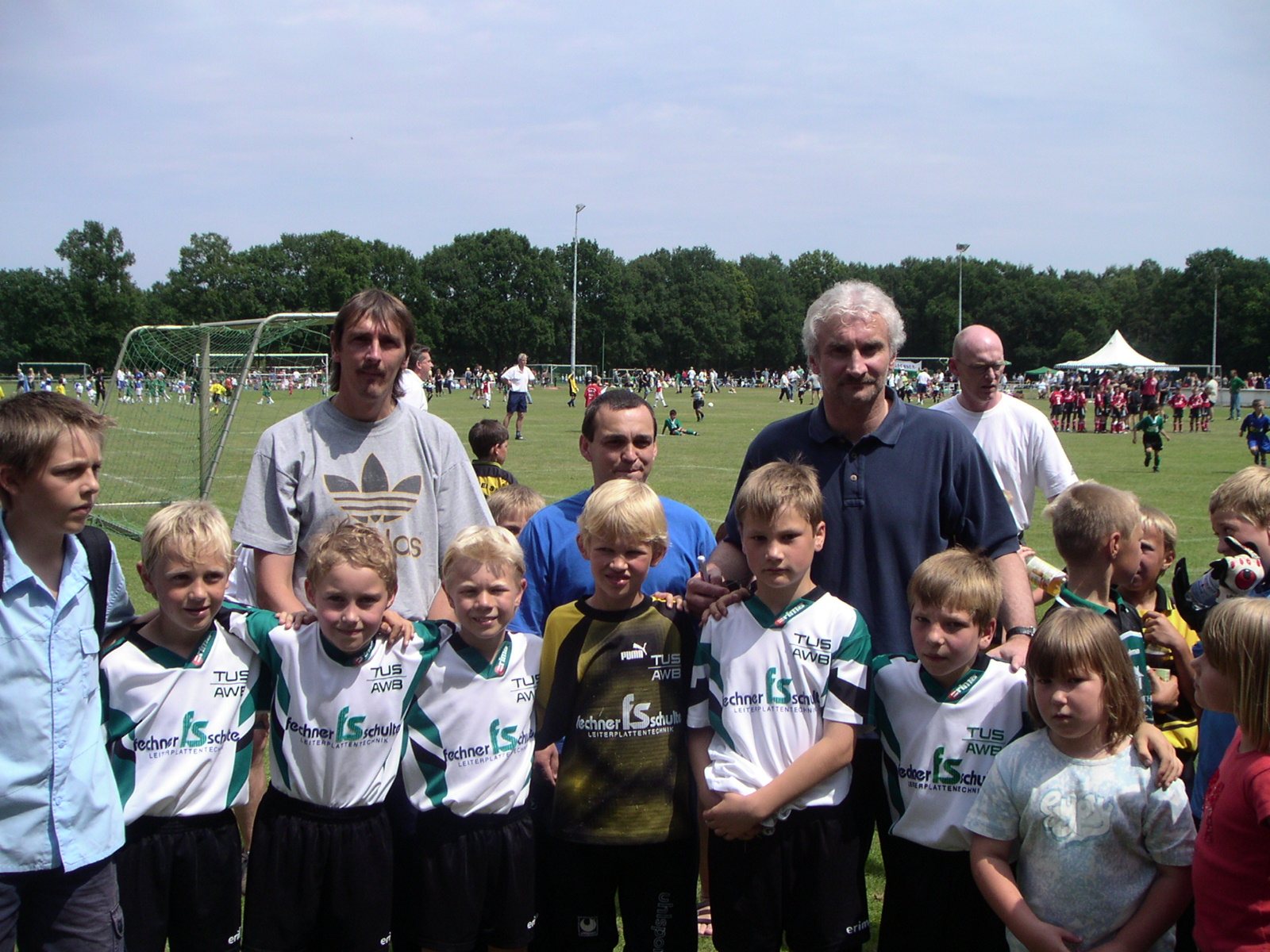 Kinder-Fußballmannschaft des TUS Altwarmbüchen, 2003, mit Rudi Völler