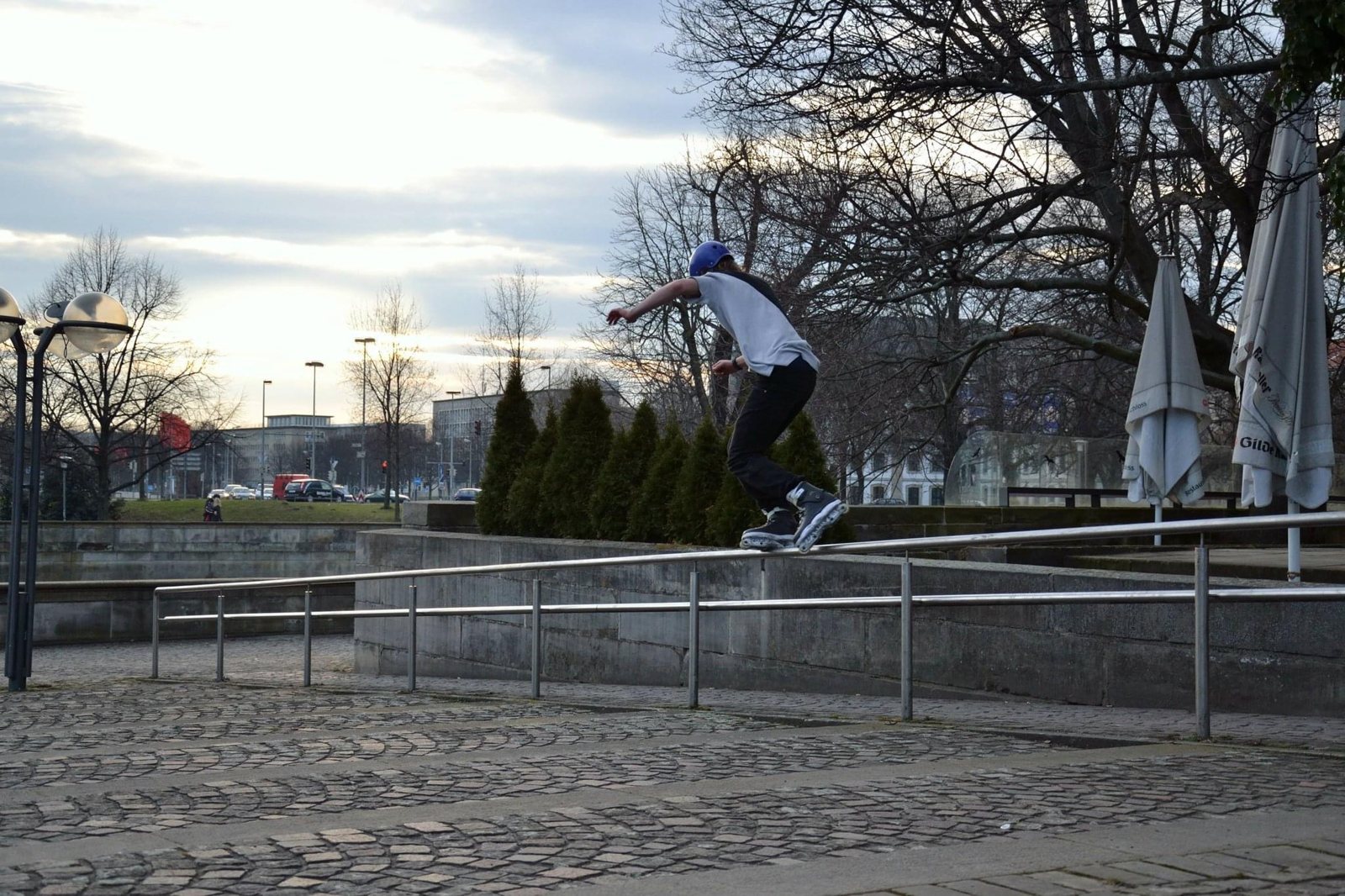 Bastian Goldbeck bei einem Inlineskate-Grind am Leineschloss in Hannover