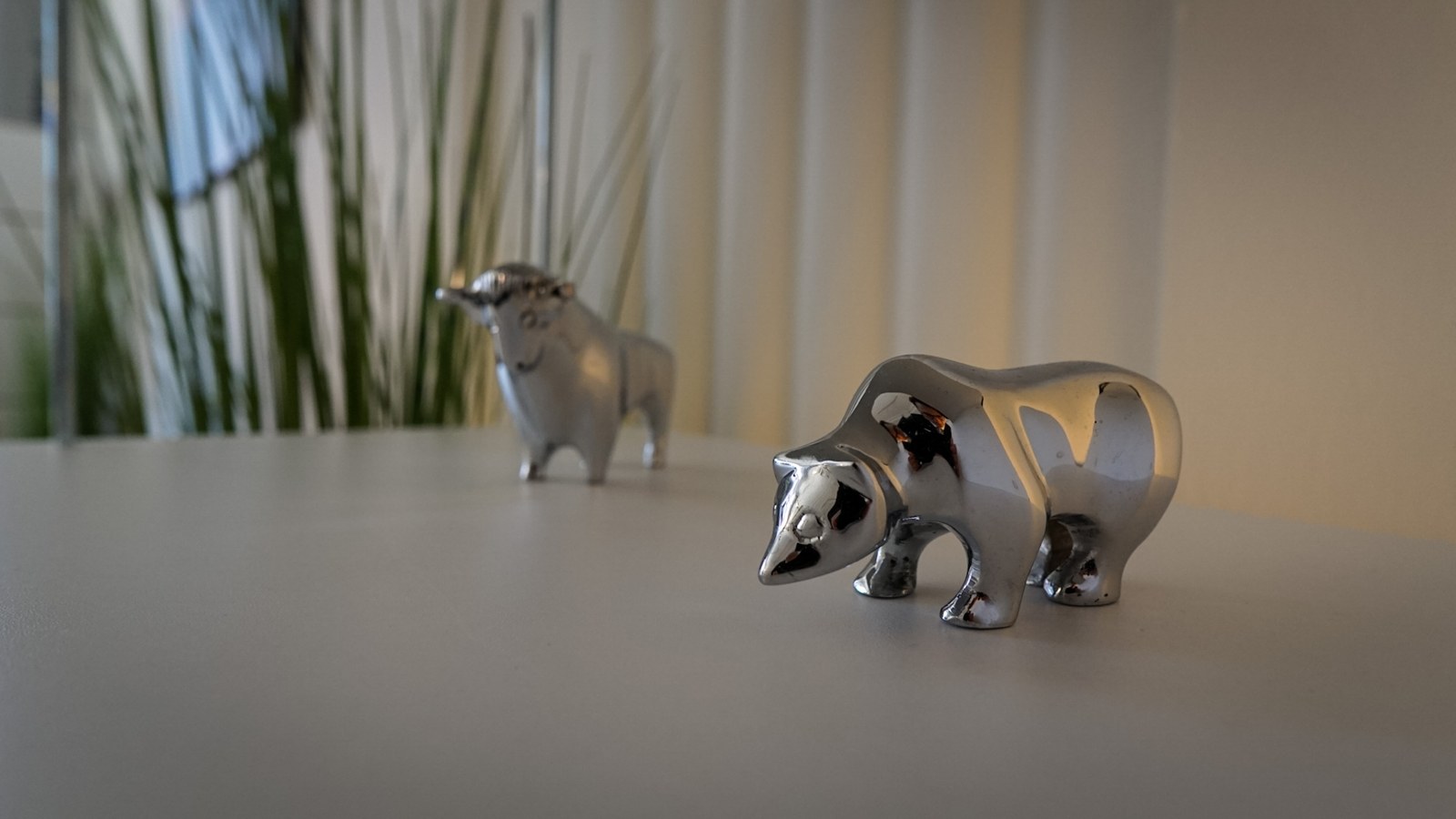 Bullen- und Bärenfigur aus Metall auf einem Sideboard im Büro